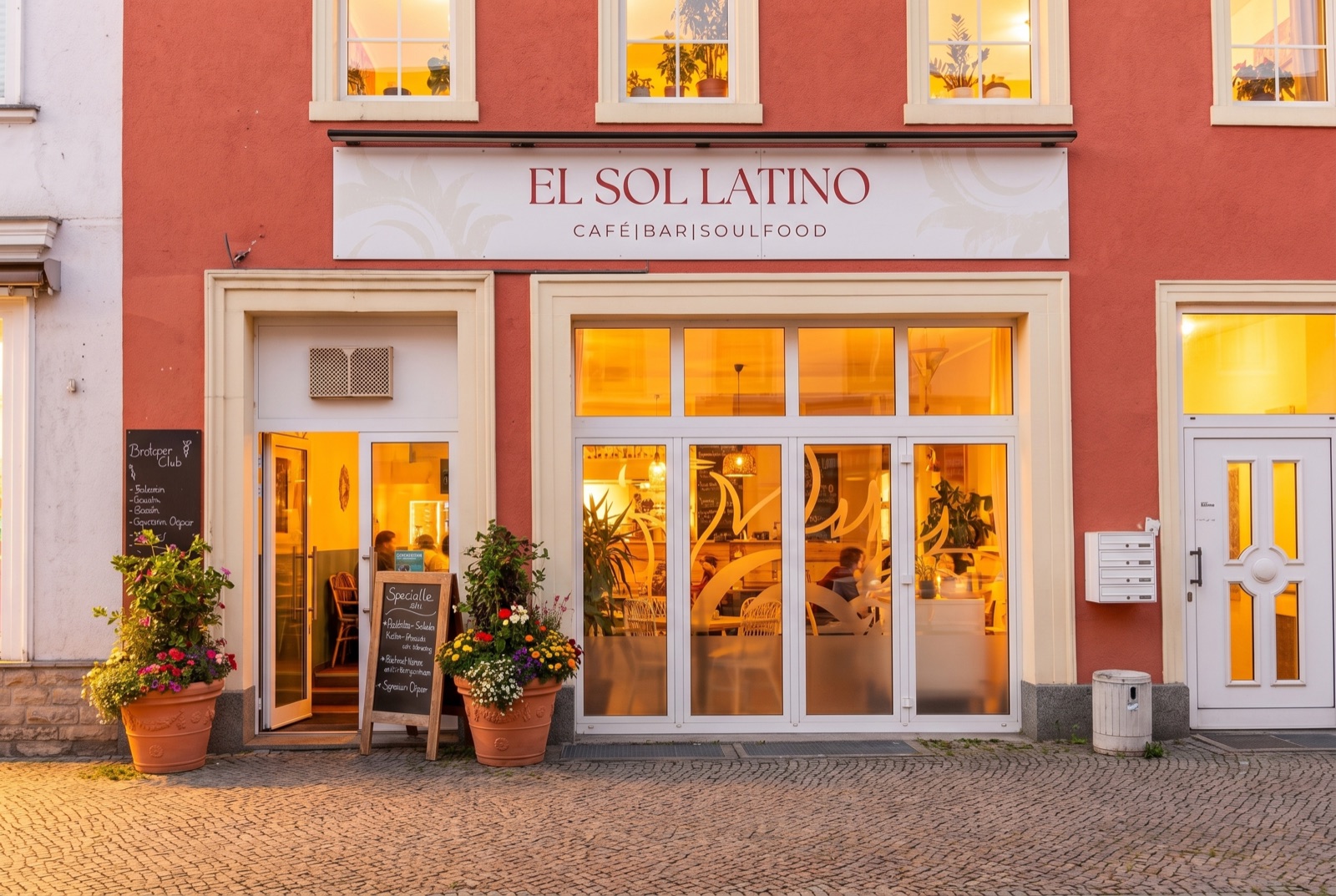 Der Eingang des El Sol Latino an der Halleschen Straße